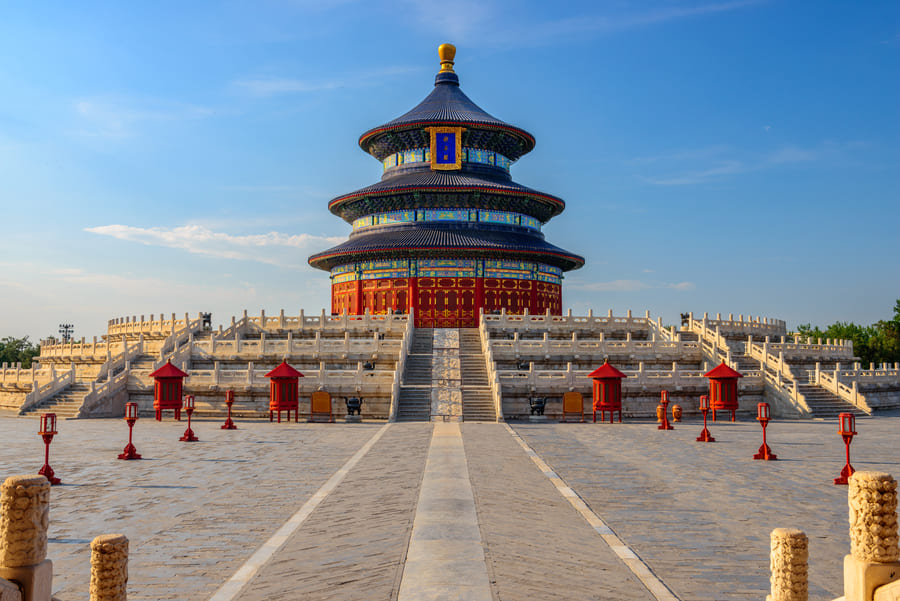 Templo de Beijing en un cielo azulado