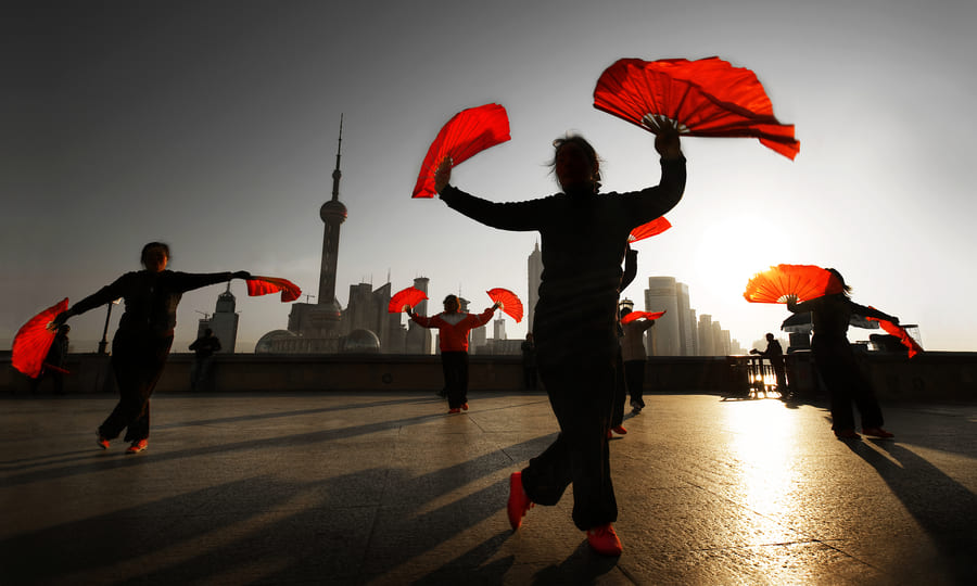 Gente bailando danzas tradicionales Chinas