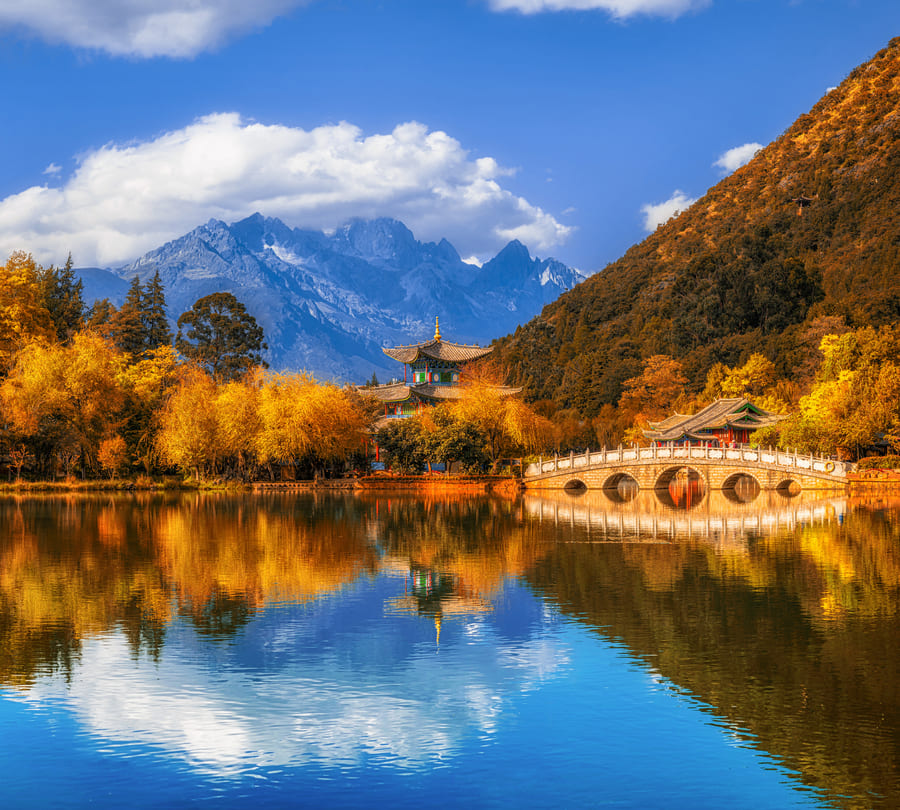 Lago en otoño con la montaña de fondo.